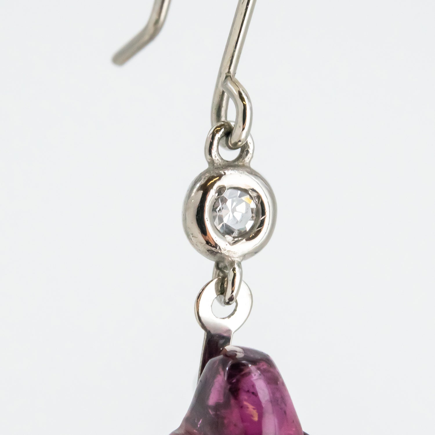 Pendientes de oro blanco 18 kt. con diamantes y turmalinas talladas a mano