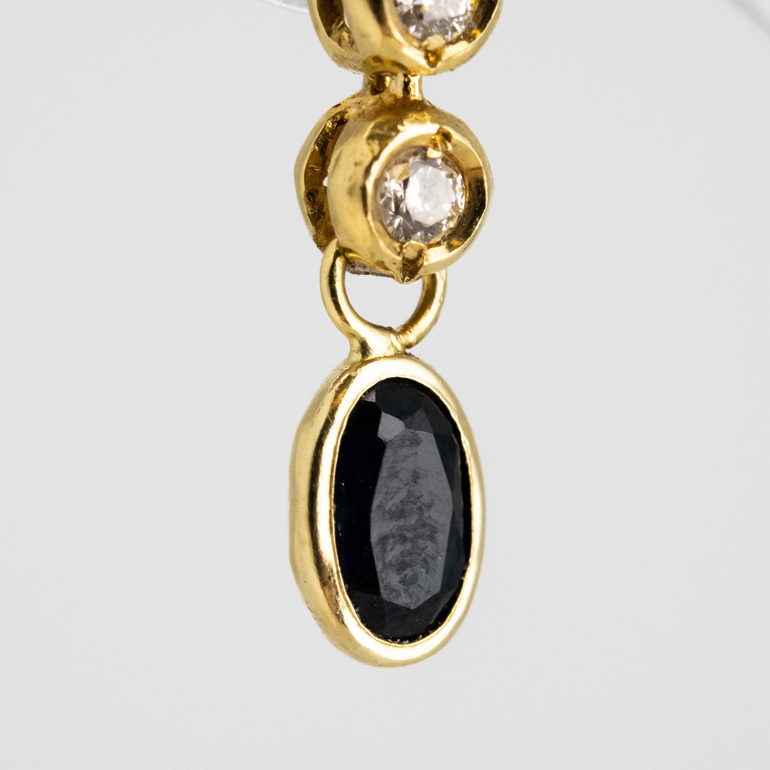 Pendientes de oro 18 kt. con diamantes talla brillante y zafiros tallados