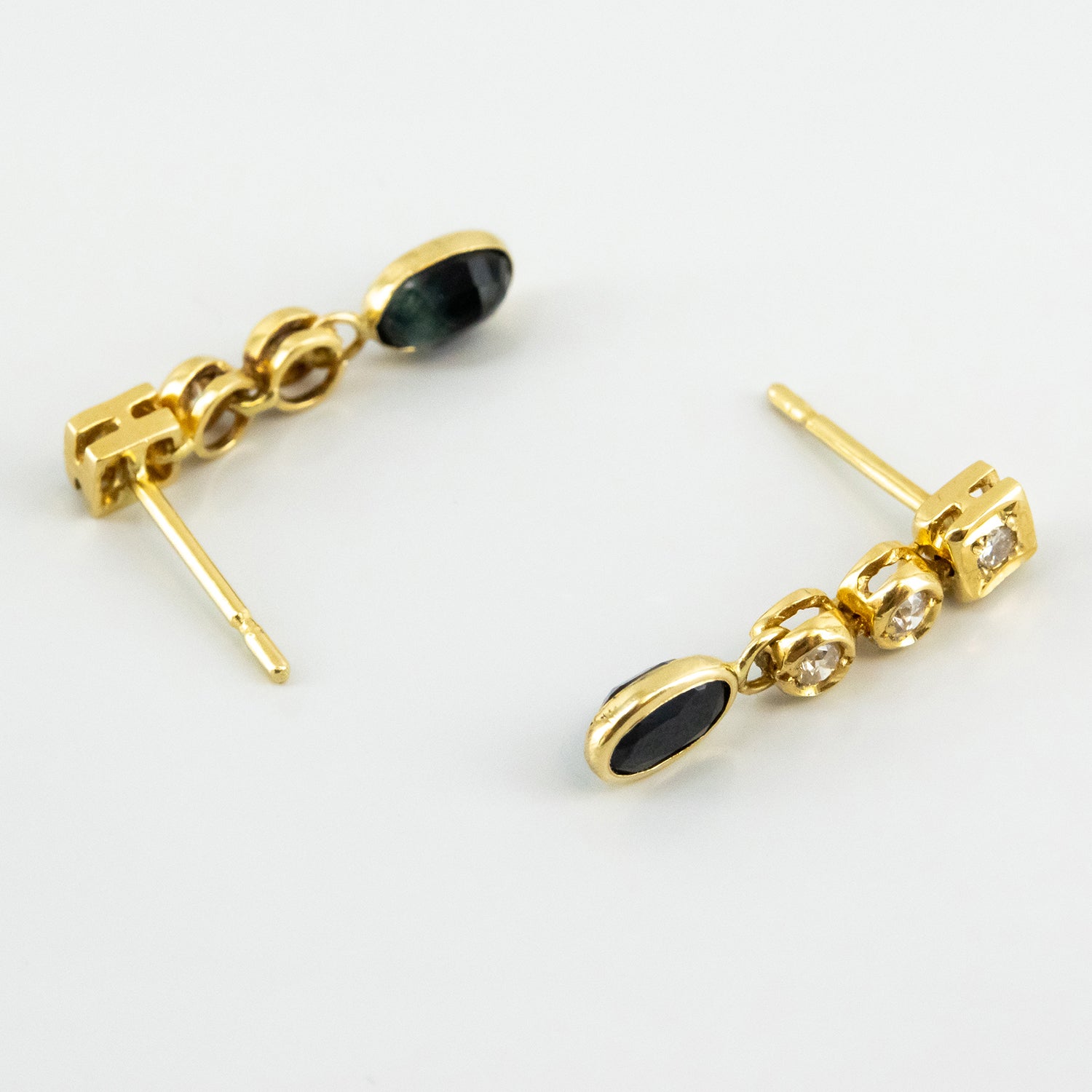 Pendientes de oro 18 kt. con diamantes talla brillante y zafiros tallados