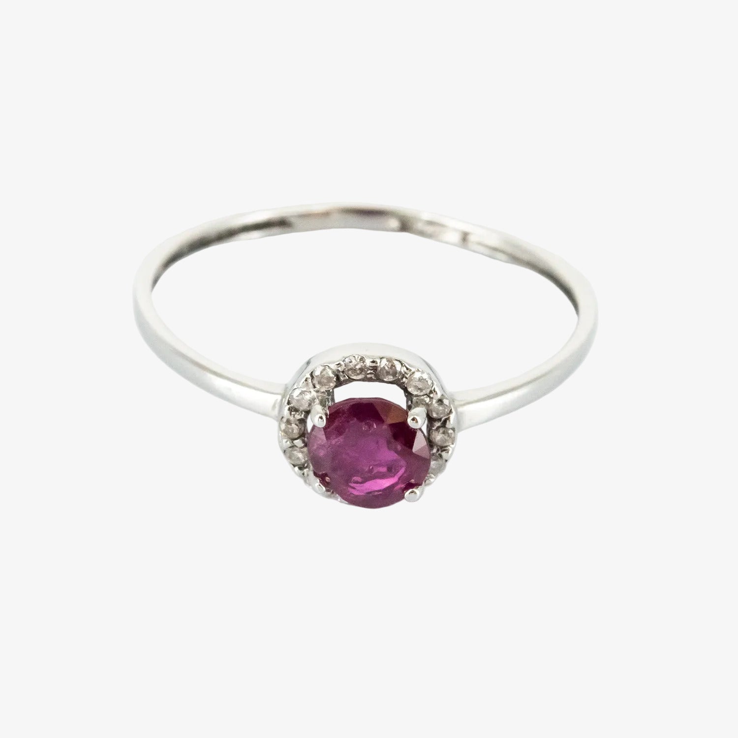 Sortija de oro blanco 18 kt. con un rubí de 0.40 ct. y catorce diamantes talla brillante