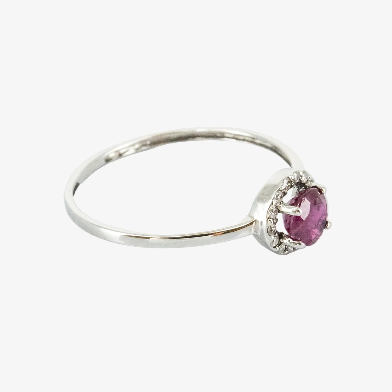 Sortija de oro blanco 18 kt. con un rubí de 0.40 ct. y catorce diamantes talla brillante