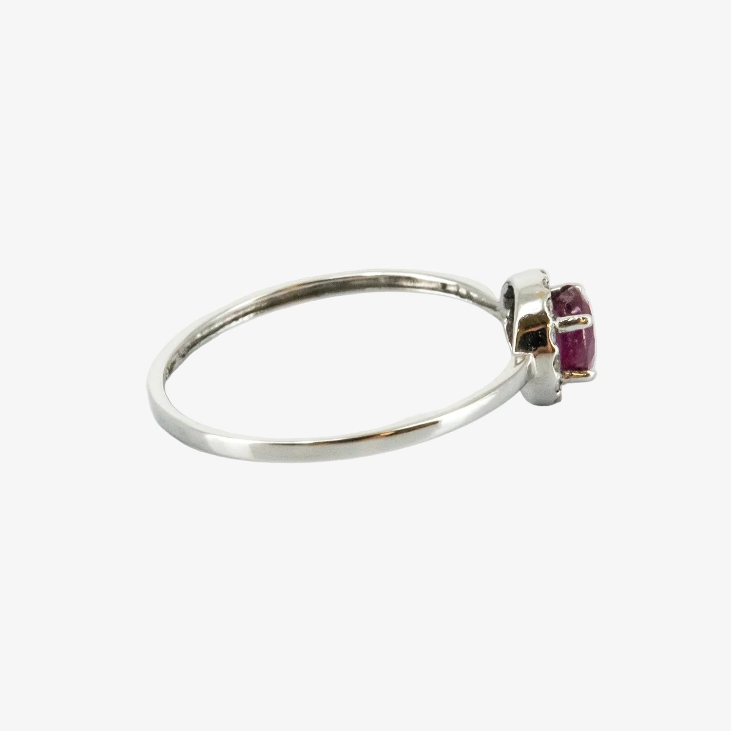 Sortija de oro blanco 18 kt. con un rubí de 0.40 ct. y catorce diamantes talla brillante