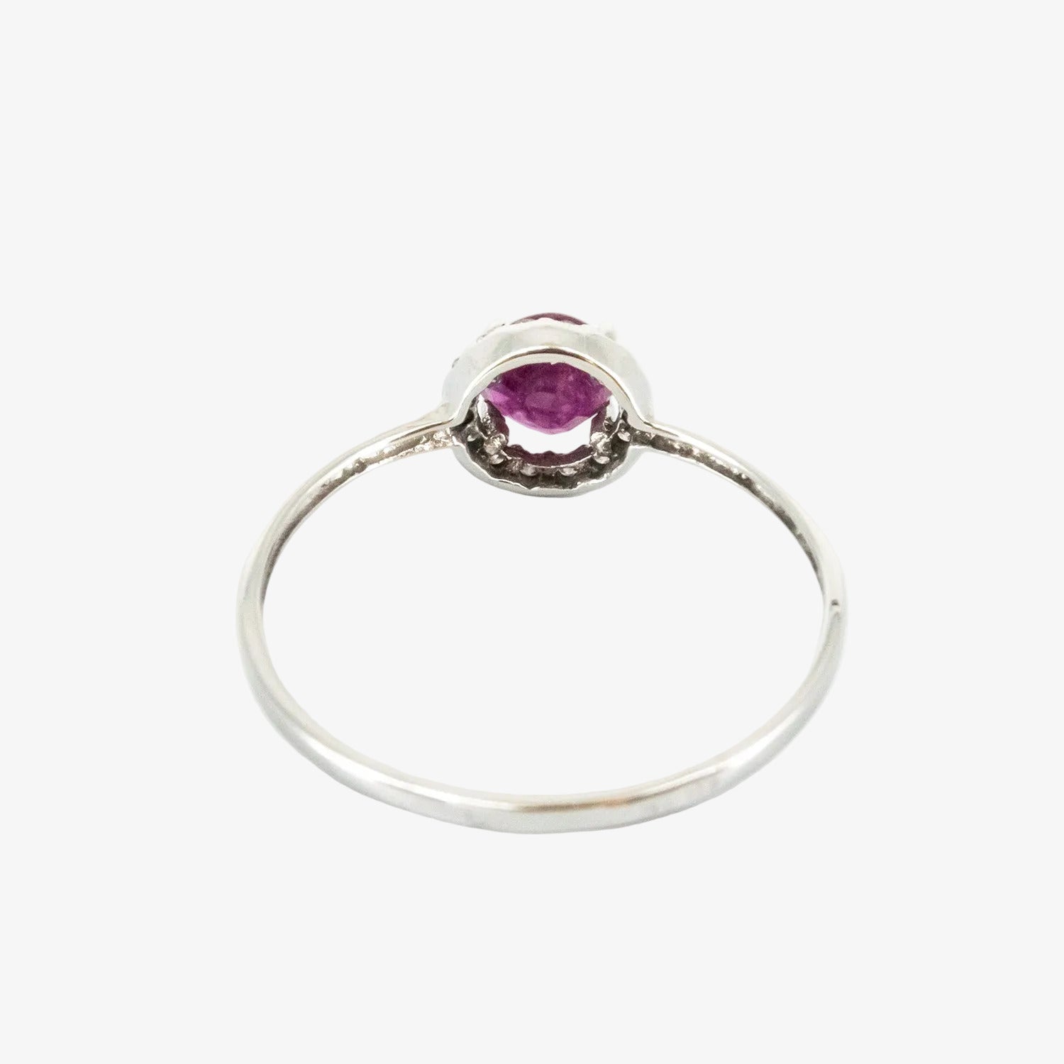 Sortija de oro blanco 18 kt. con un rubí de 0.40 ct. y catorce diamantes talla brillante