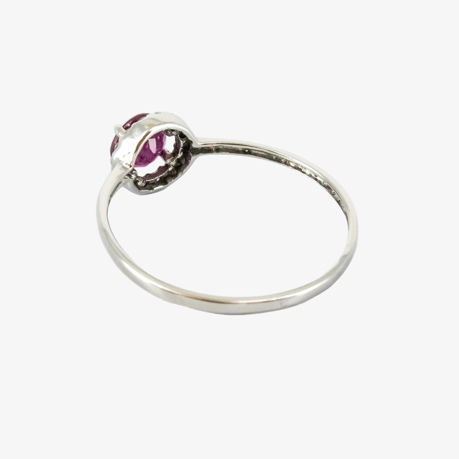 Sortija de oro blanco 18 kt. con un rubí de 0.40 ct. y catorce diamantes talla brillante
