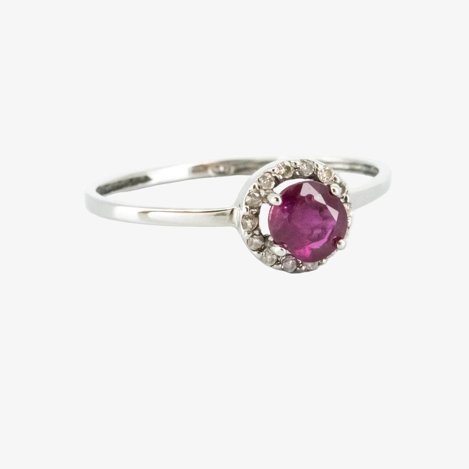 Sortija de oro blanco 18 kt. con un rubí de 0.40 ct. y catorce diamantes talla brillante