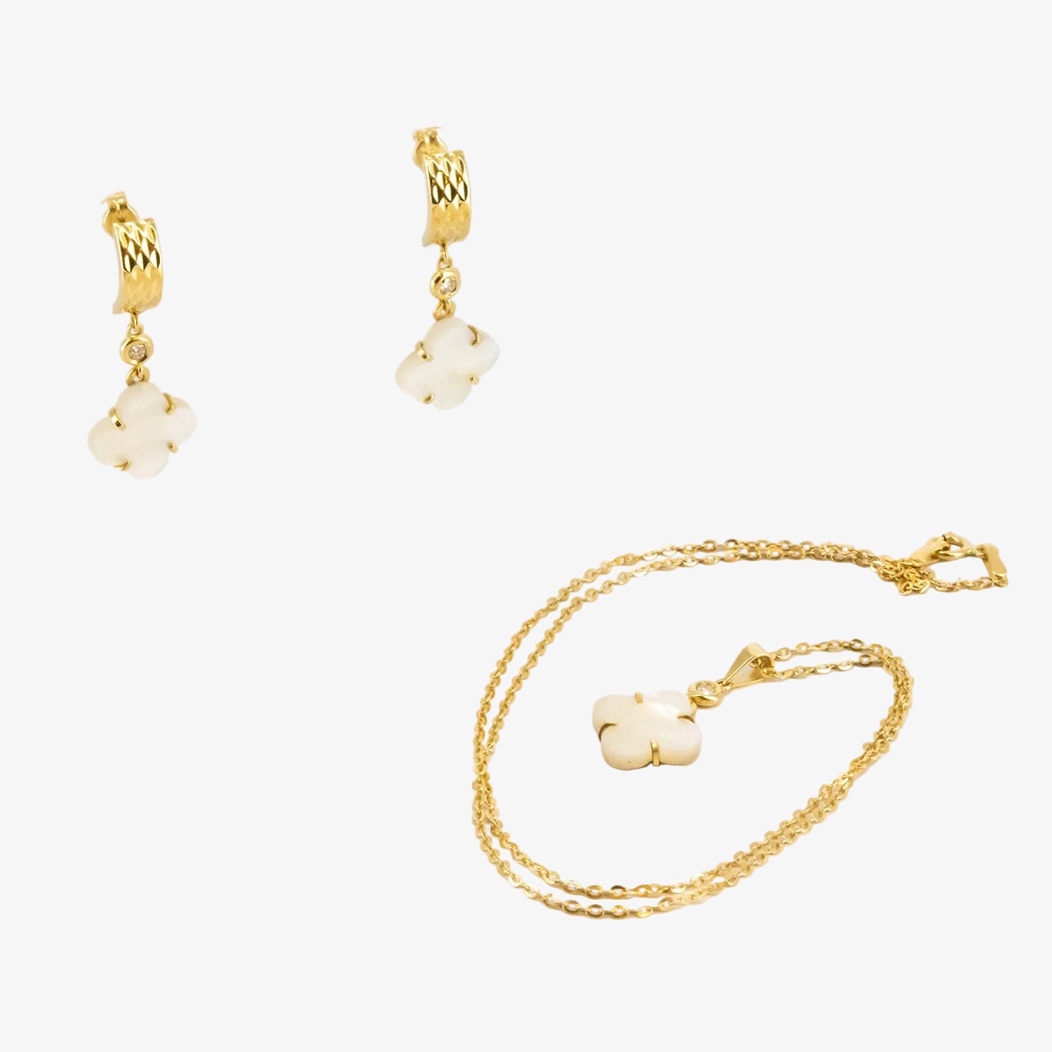 Conjunto de gargantilla y pendientes de oro amarillo de 18 kt. con nácar y diamantes talla brillante