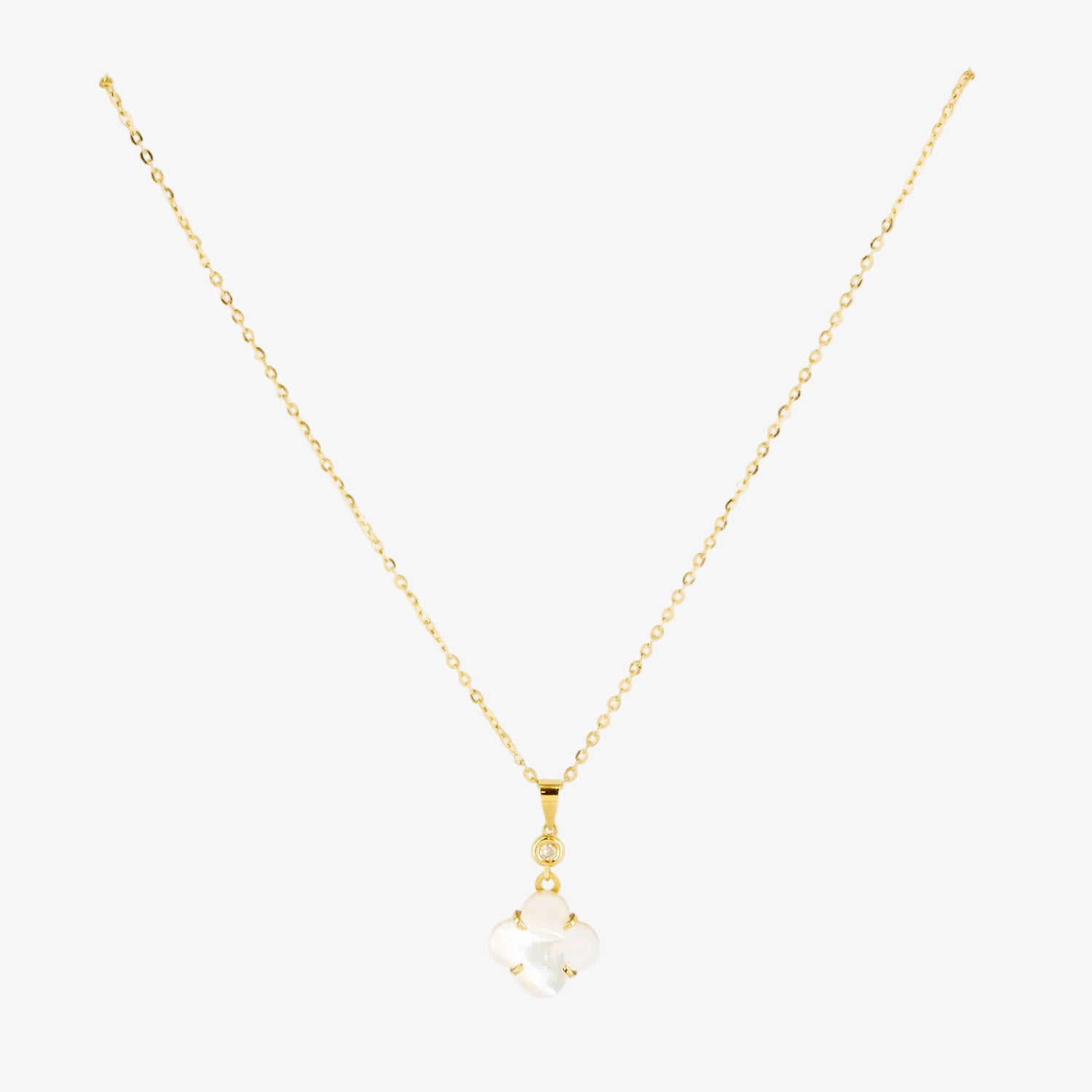 Conjunto de gargantilla y pendientes de oro amarillo de 18 kt. con nácar y diamantes talla brillante