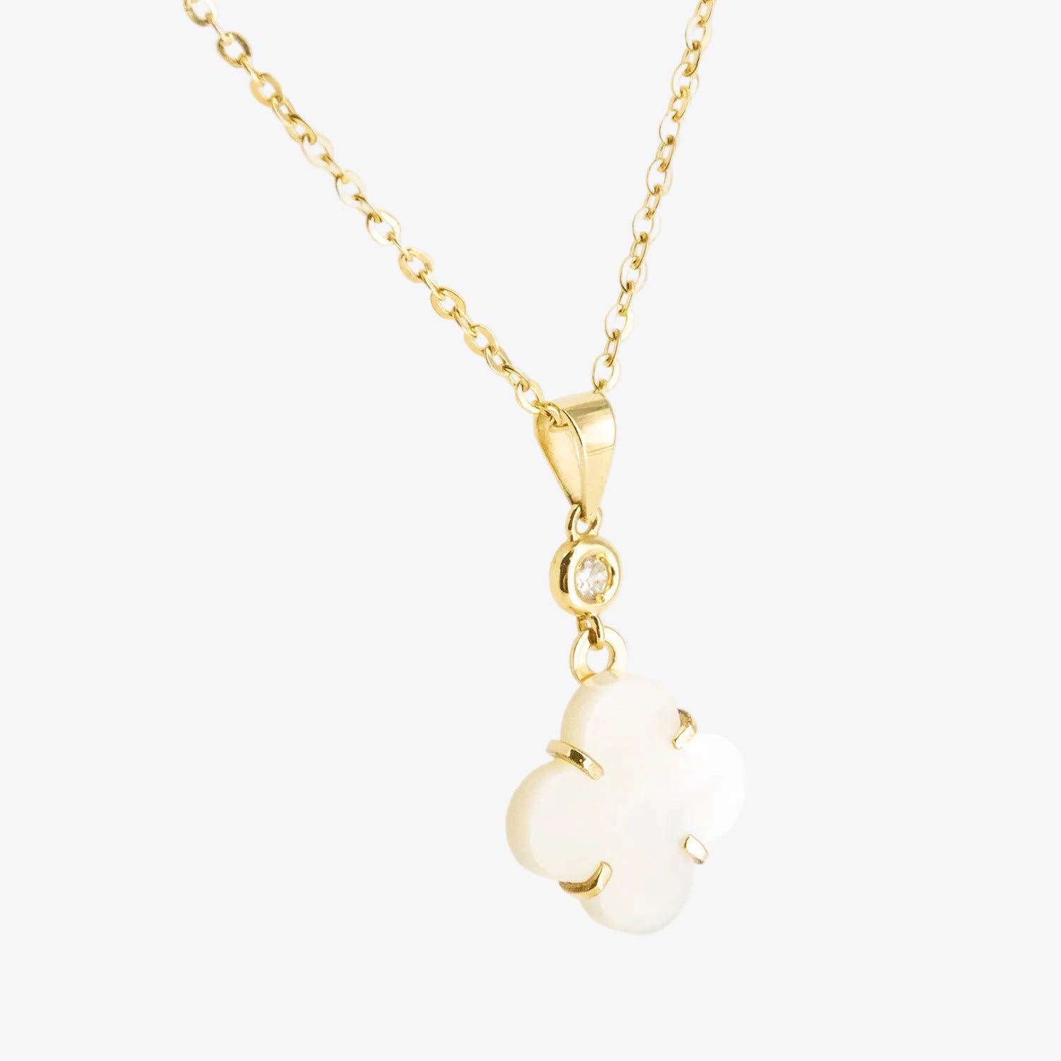 Conjunto de gargantilla y pendientes de oro amarillo de 18 kt. con nácar y diamantes talla brillante