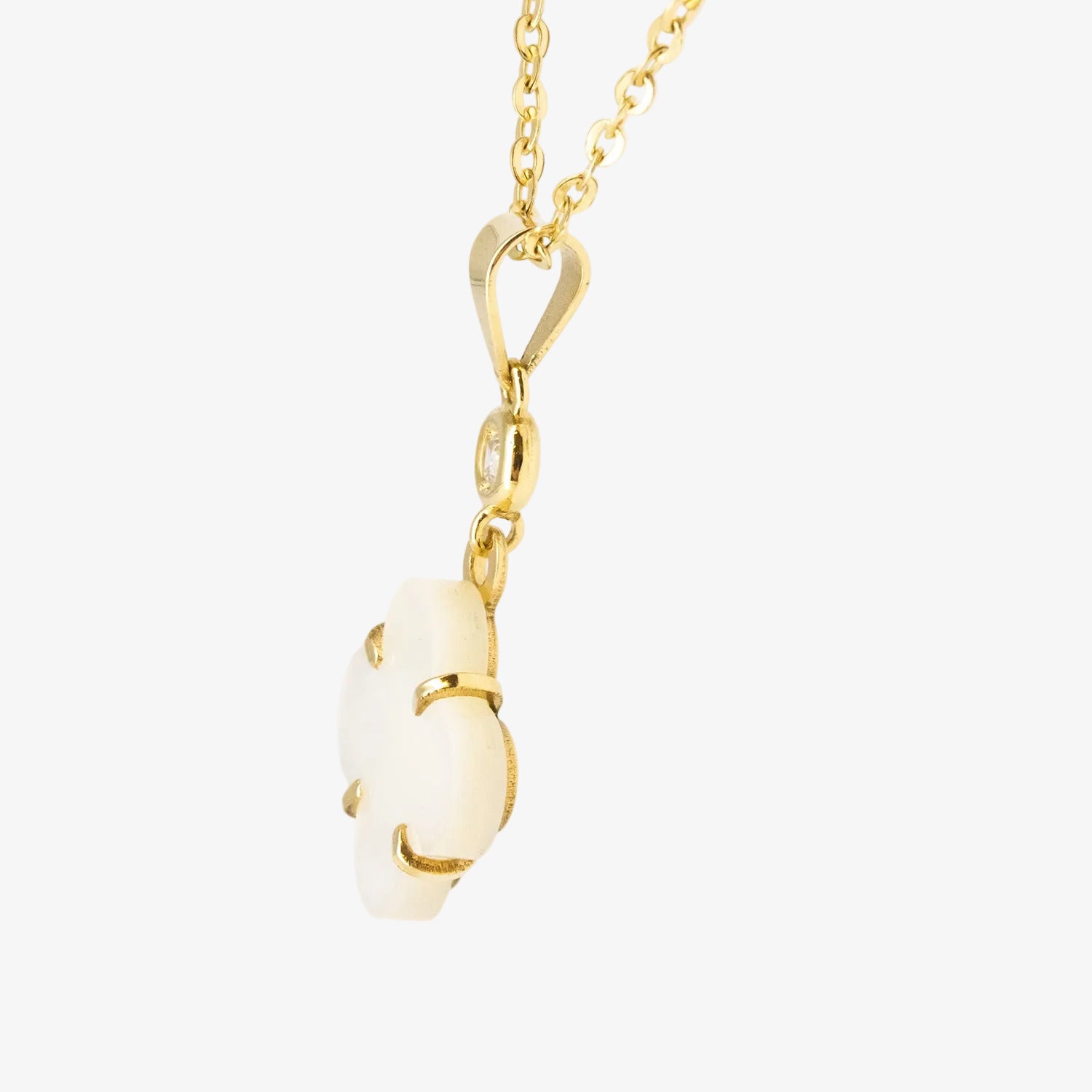 Conjunto de gargantilla y pendientes de oro amarillo de 18 kt. con nácar y diamantes talla brillante