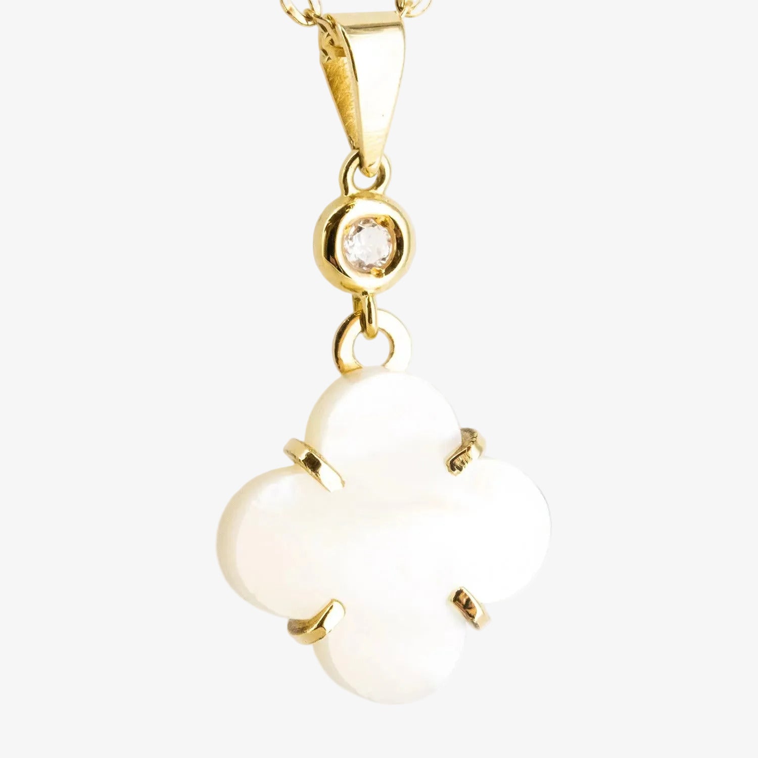 Conjunto de gargantilla y pendientes de oro amarillo de 18 kt. con nácar y diamantes talla brillante