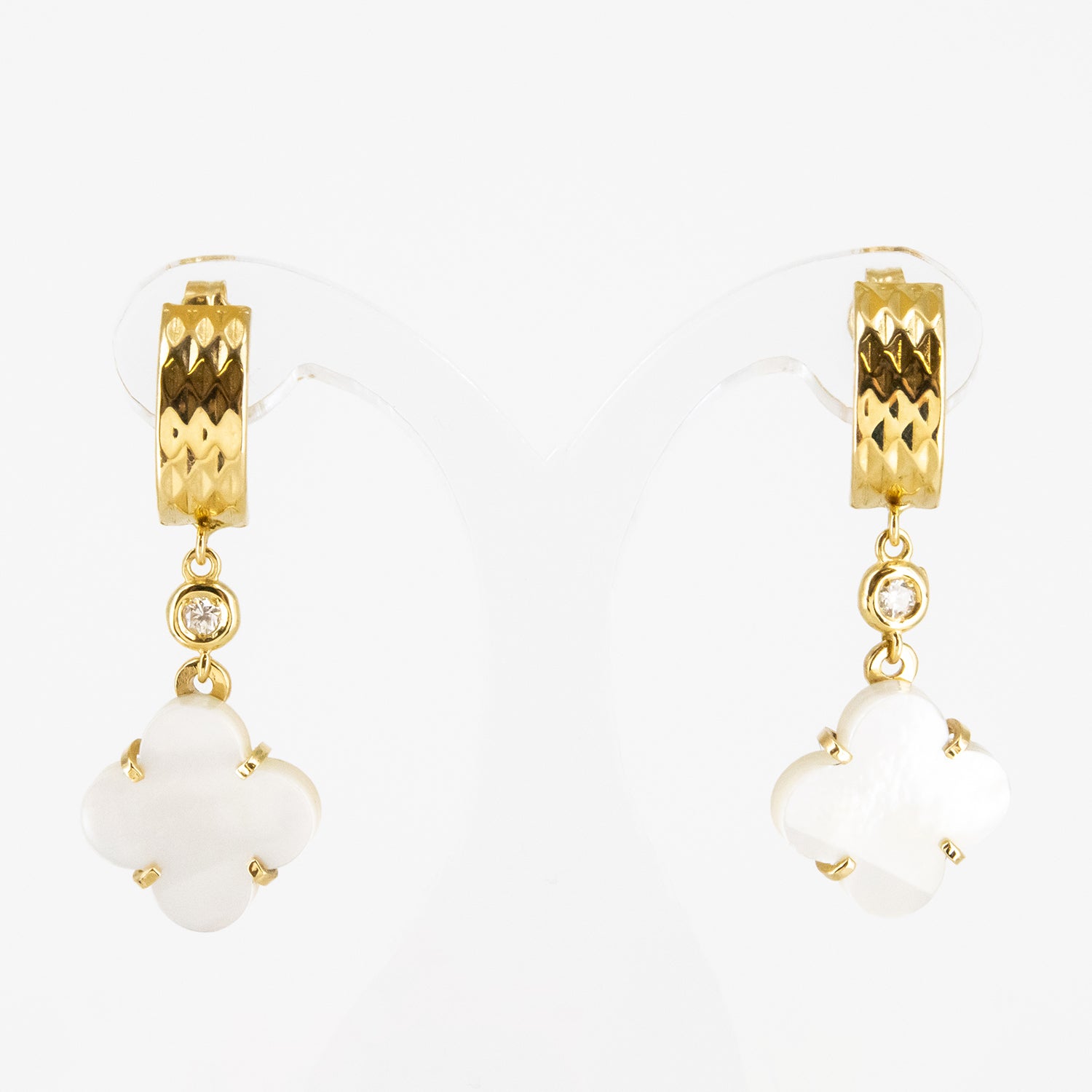 Conjunto de gargantilla y pendientes de oro amarillo de 18 kt. con nácar y diamantes talla brillante