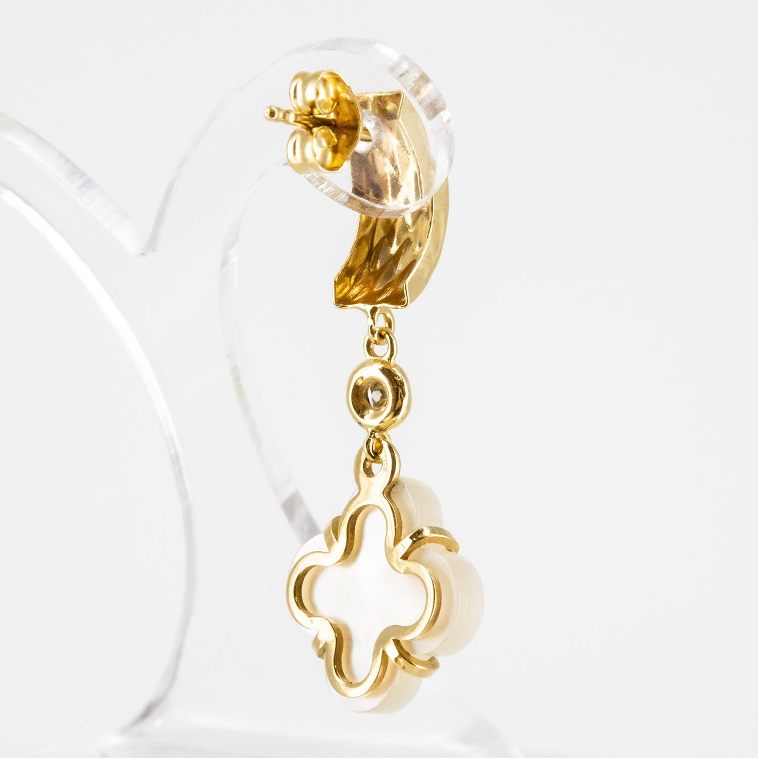 Conjunto de gargantilla y pendientes de oro amarillo de 18 kt. con nácar y diamantes talla brillante
