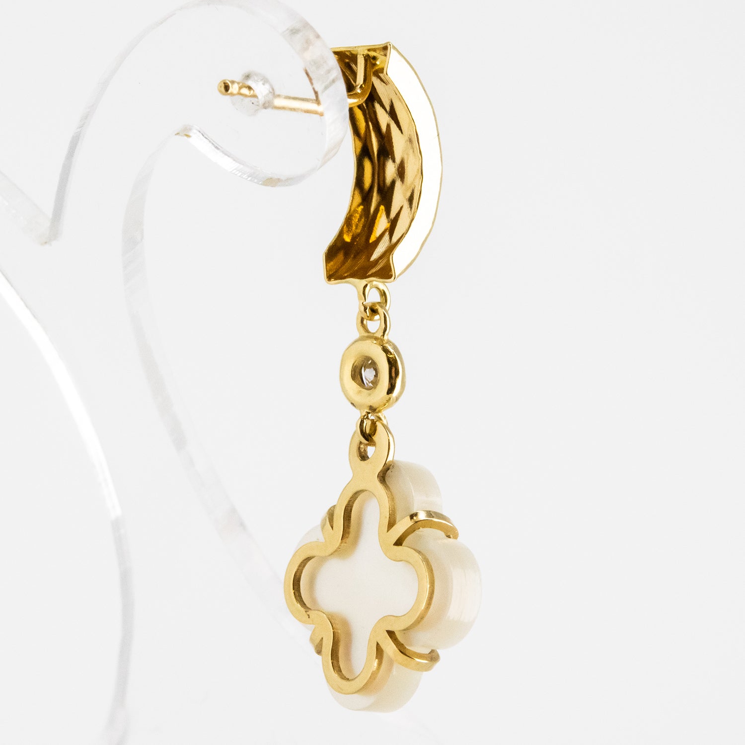 Conjunto de gargantilla y pendientes de oro amarillo de 18 kt. con nácar y diamantes talla brillante