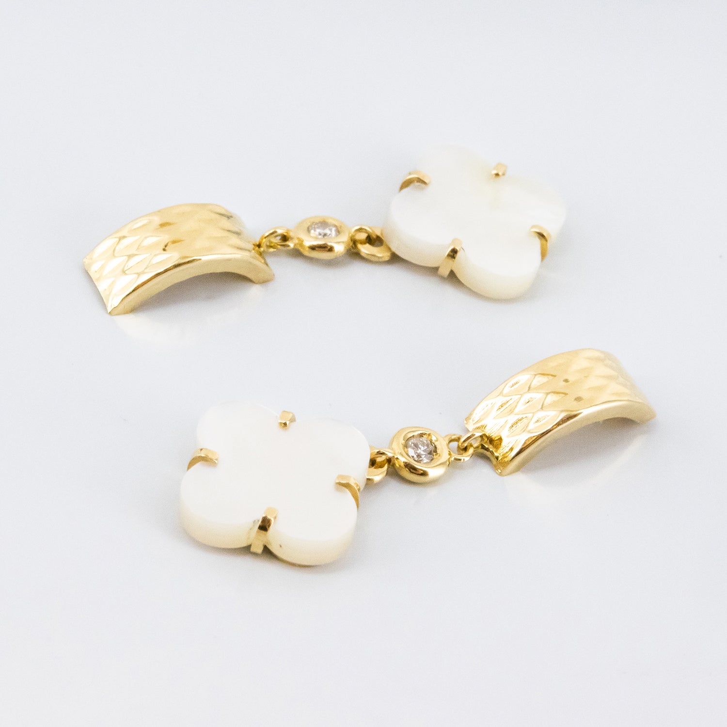Conjunto de gargantilla y pendientes de oro amarillo de 18 kt. con nácar y diamantes talla brillante