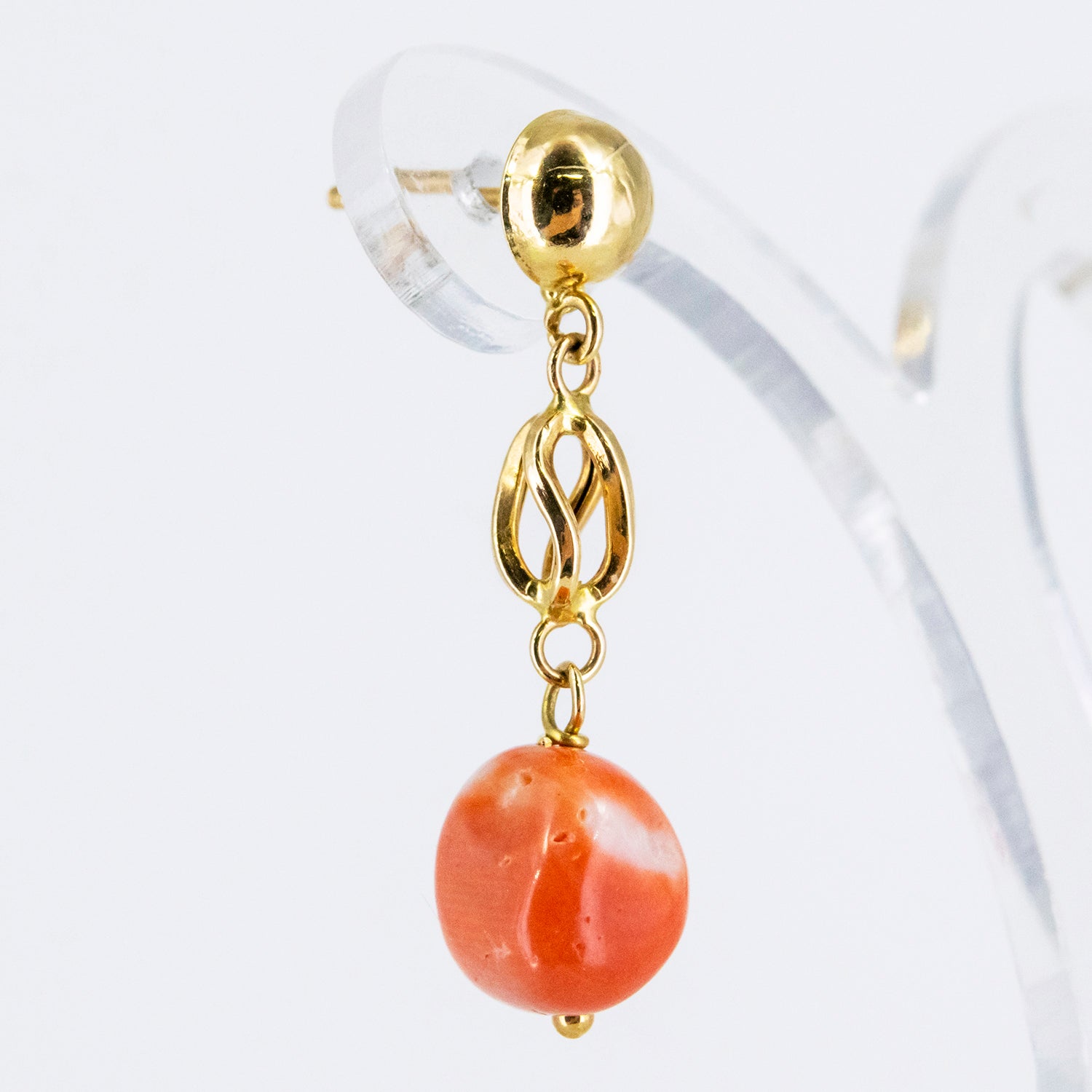 Pendientes de oro 18 kt. con coral natural del Pacífico