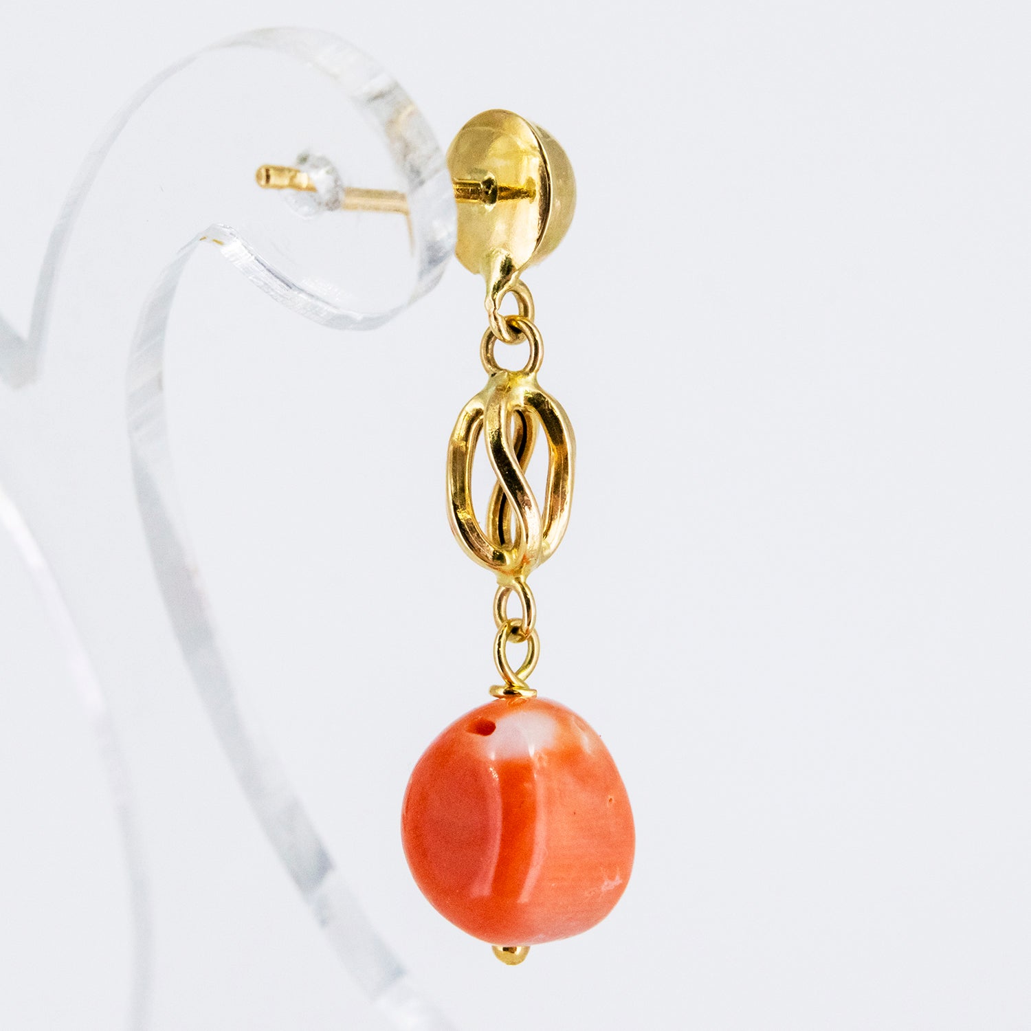 Pendientes de oro 18 kt. con coral natural del Pacífico