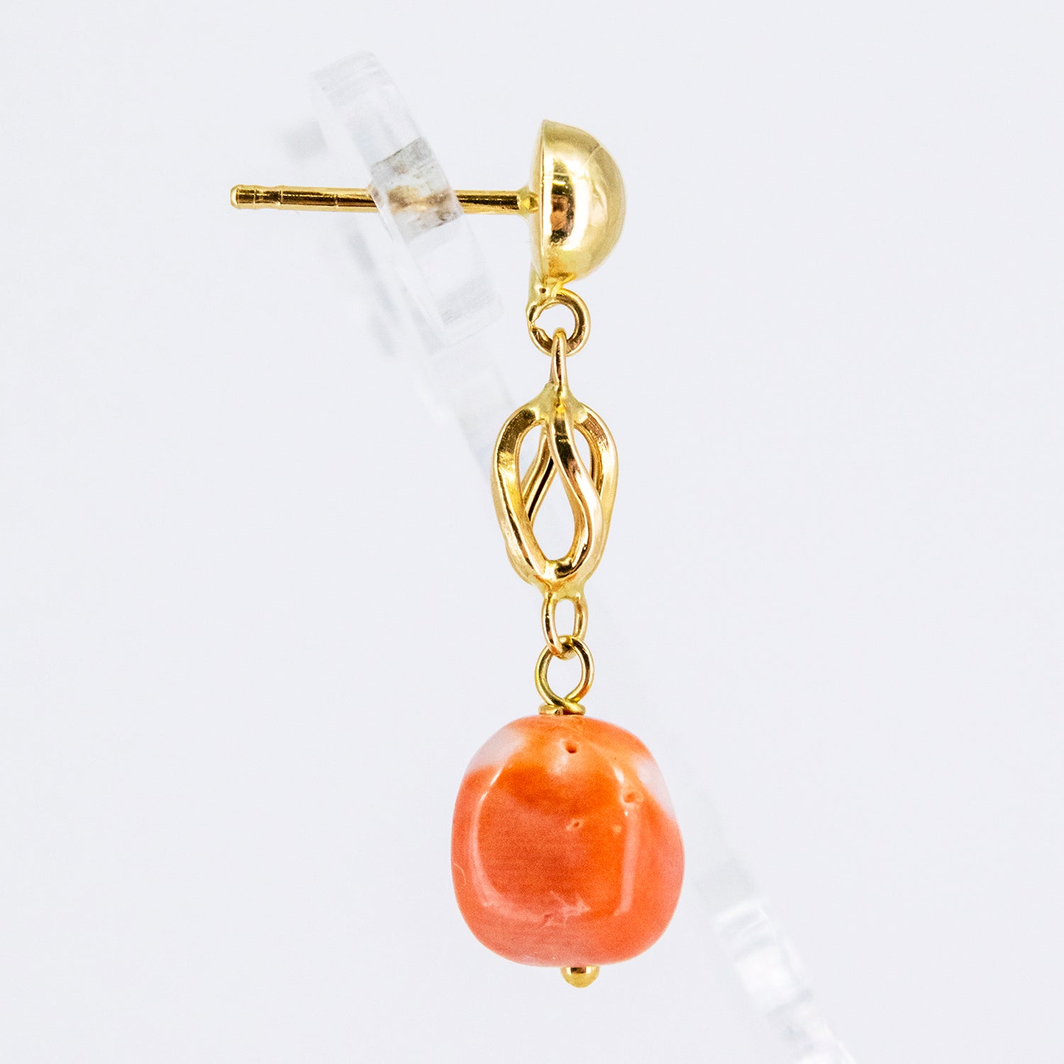 Pendientes de oro 18 kt. con coral natural del Pacífico