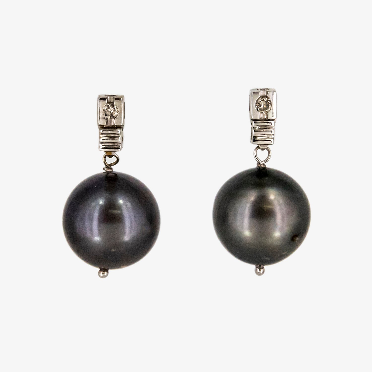 Pendientes de oro blanco de 18 kt. con diamantes talla brillante y perlas de Tahití
