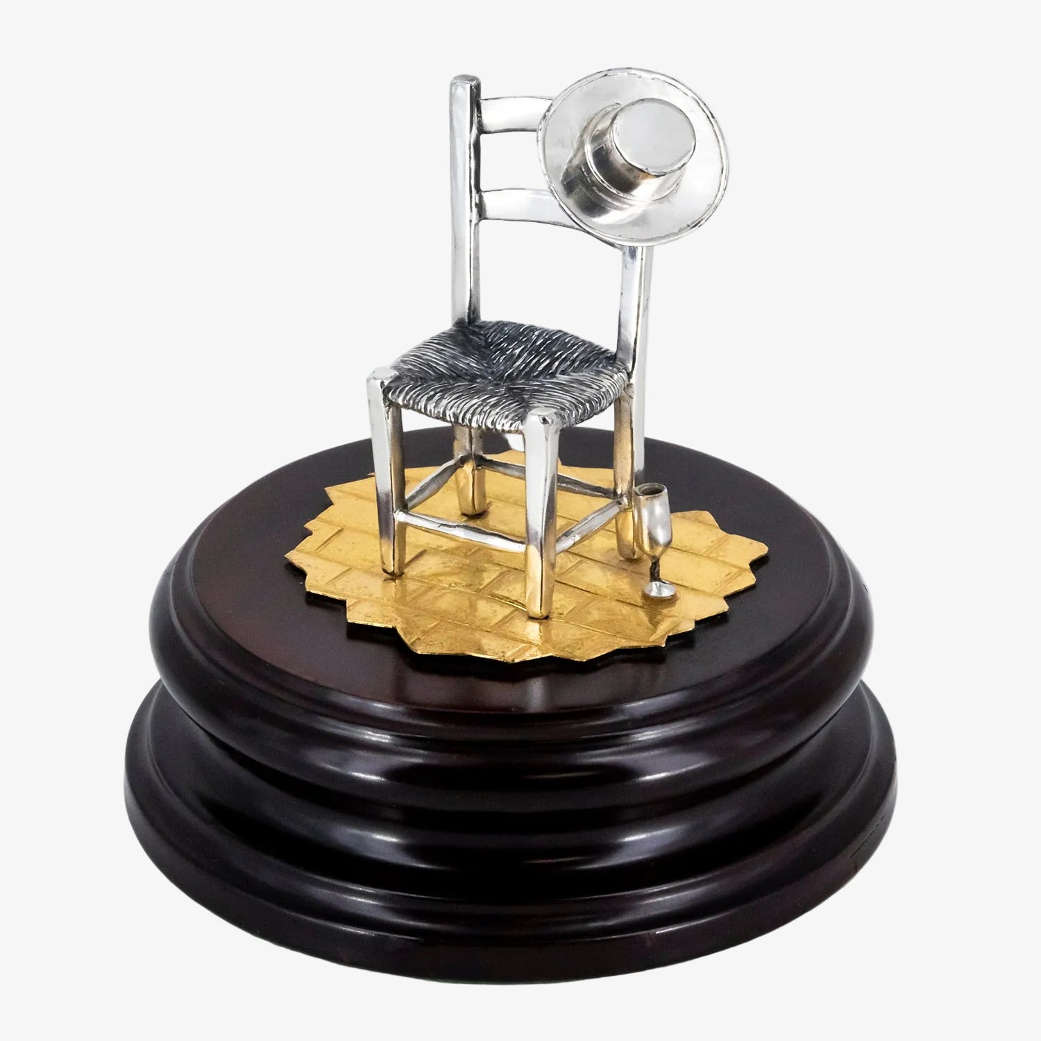 Figura realizada en plata y plata bañada en oro sobre peana de madera, de inspiración costumbrista