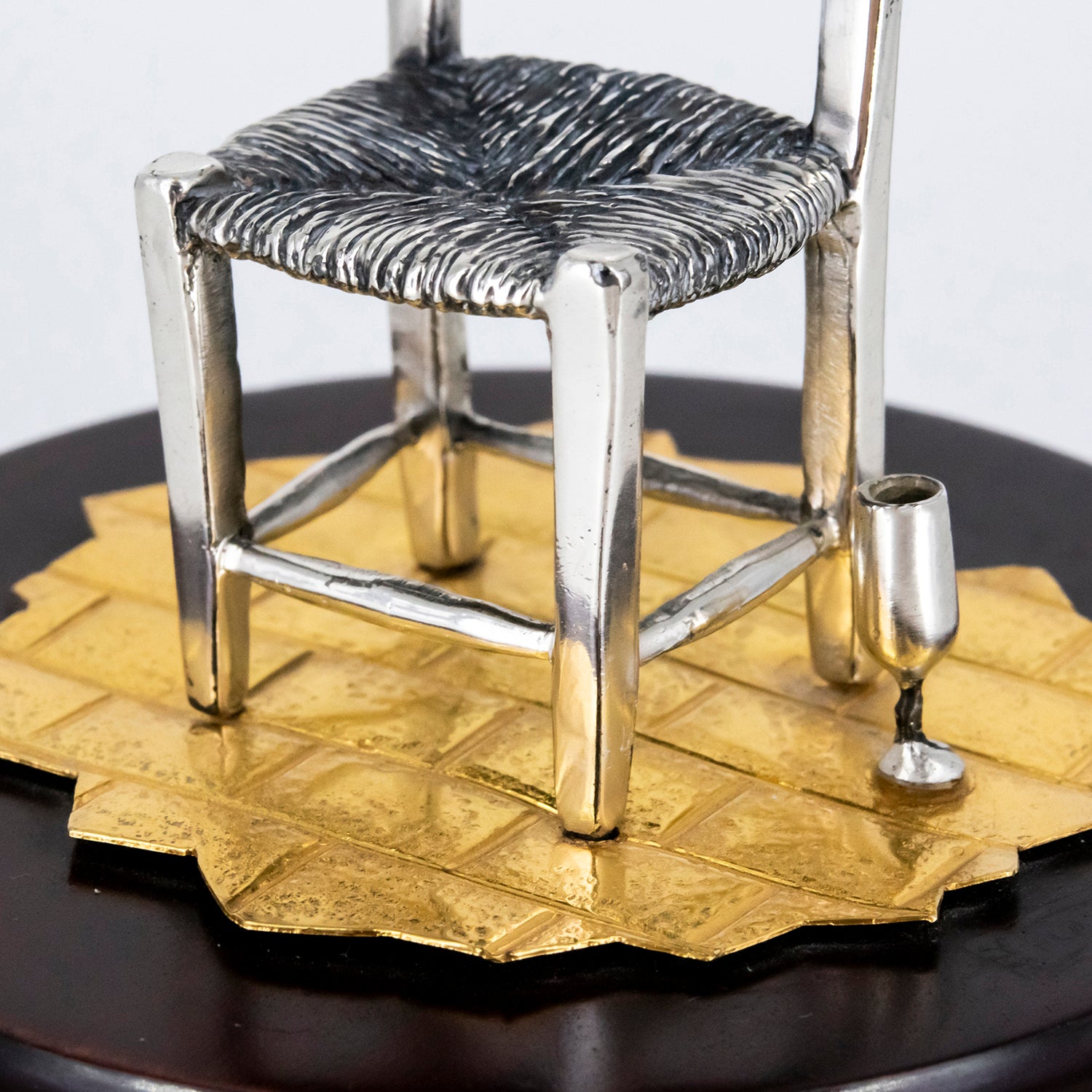 Figura realizada en plata y plata bañada en oro sobre peana de madera, de inspiración costumbrista