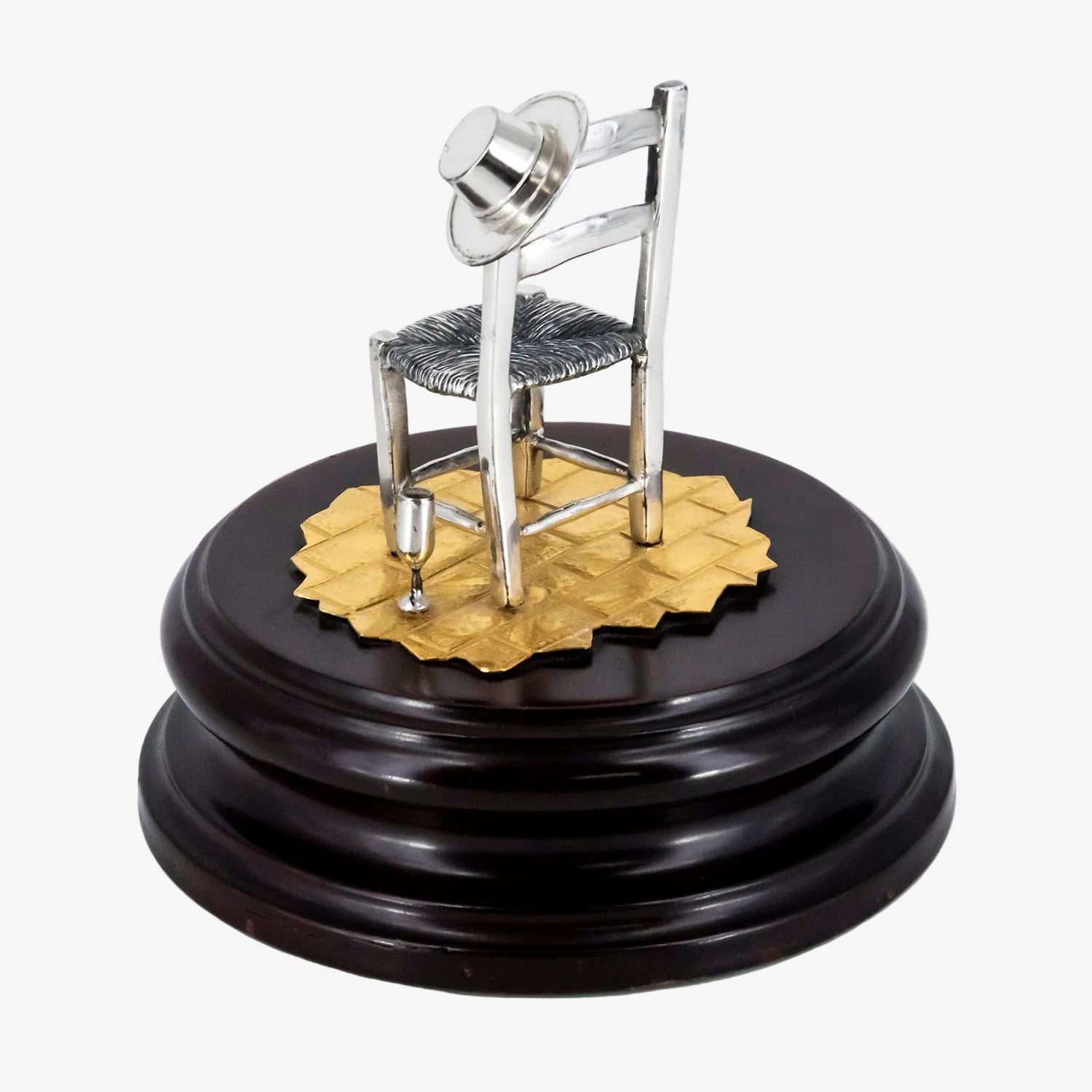 Figura realizada en plata y plata bañada en oro sobre peana de madera, de inspiración costumbrista