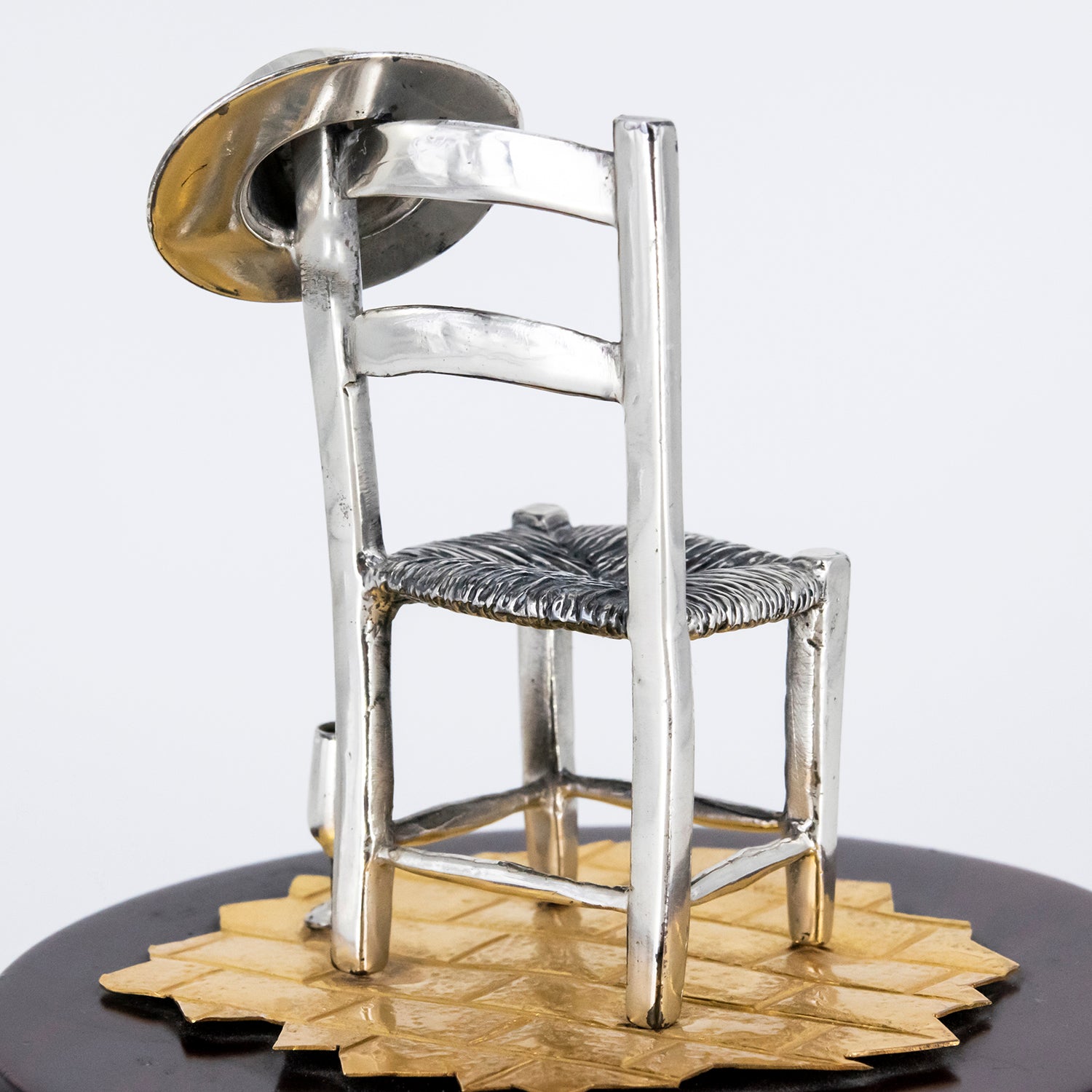 Figura realizada en plata y plata bañada en oro sobre peana de madera, de inspiración costumbrista
