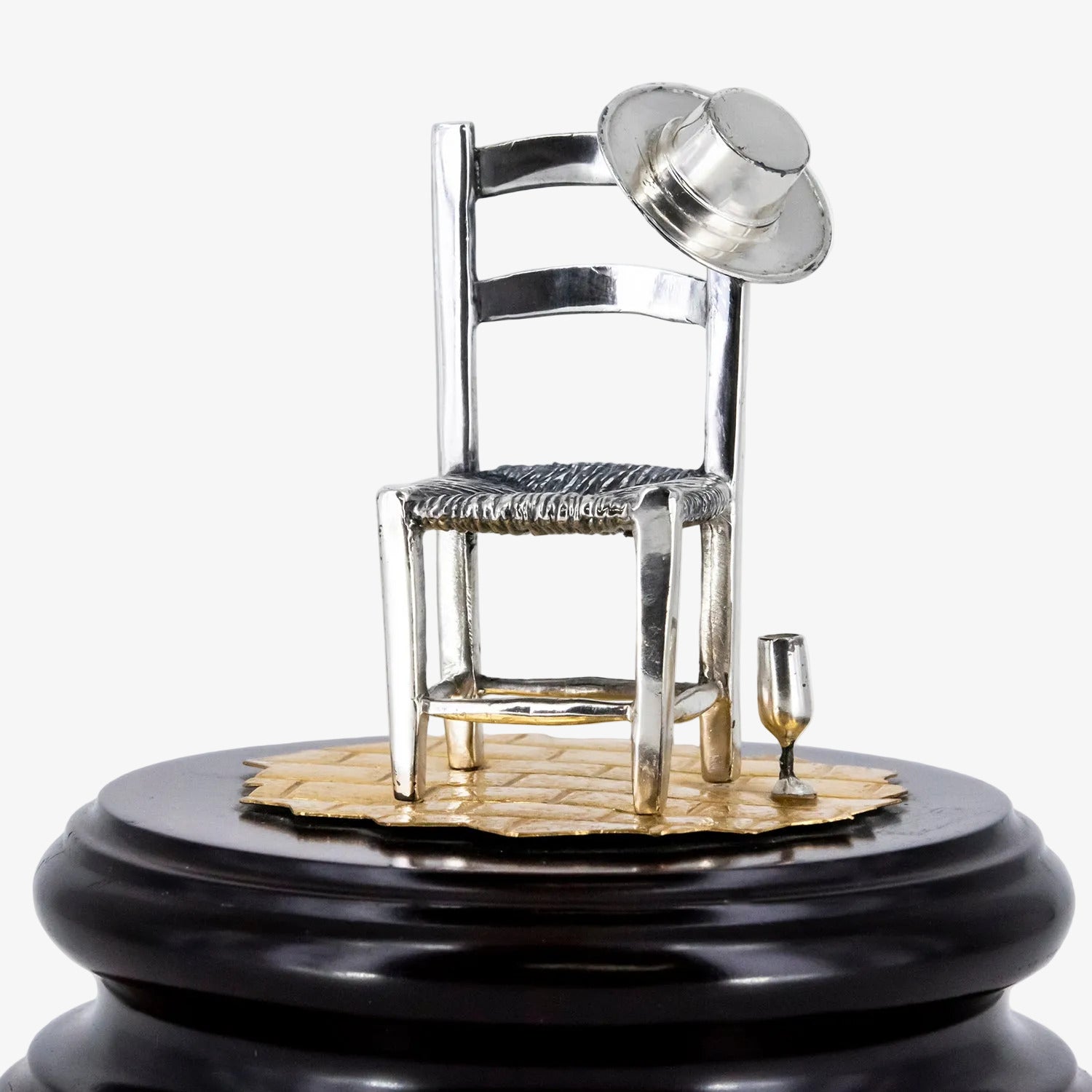 Figura realizada en plata y plata bañada en oro sobre peana de madera, de inspiración costumbrista