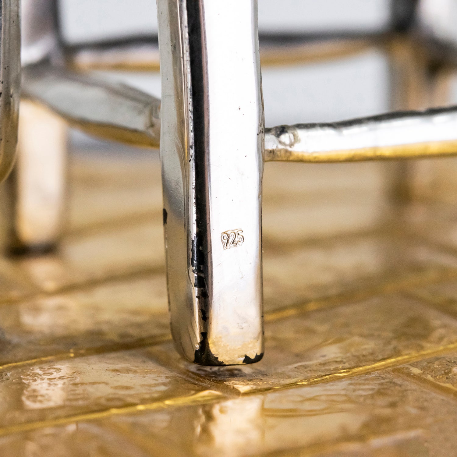 Figura realizada en plata y plata bañada en oro sobre peana de madera, de inspiración costumbrista