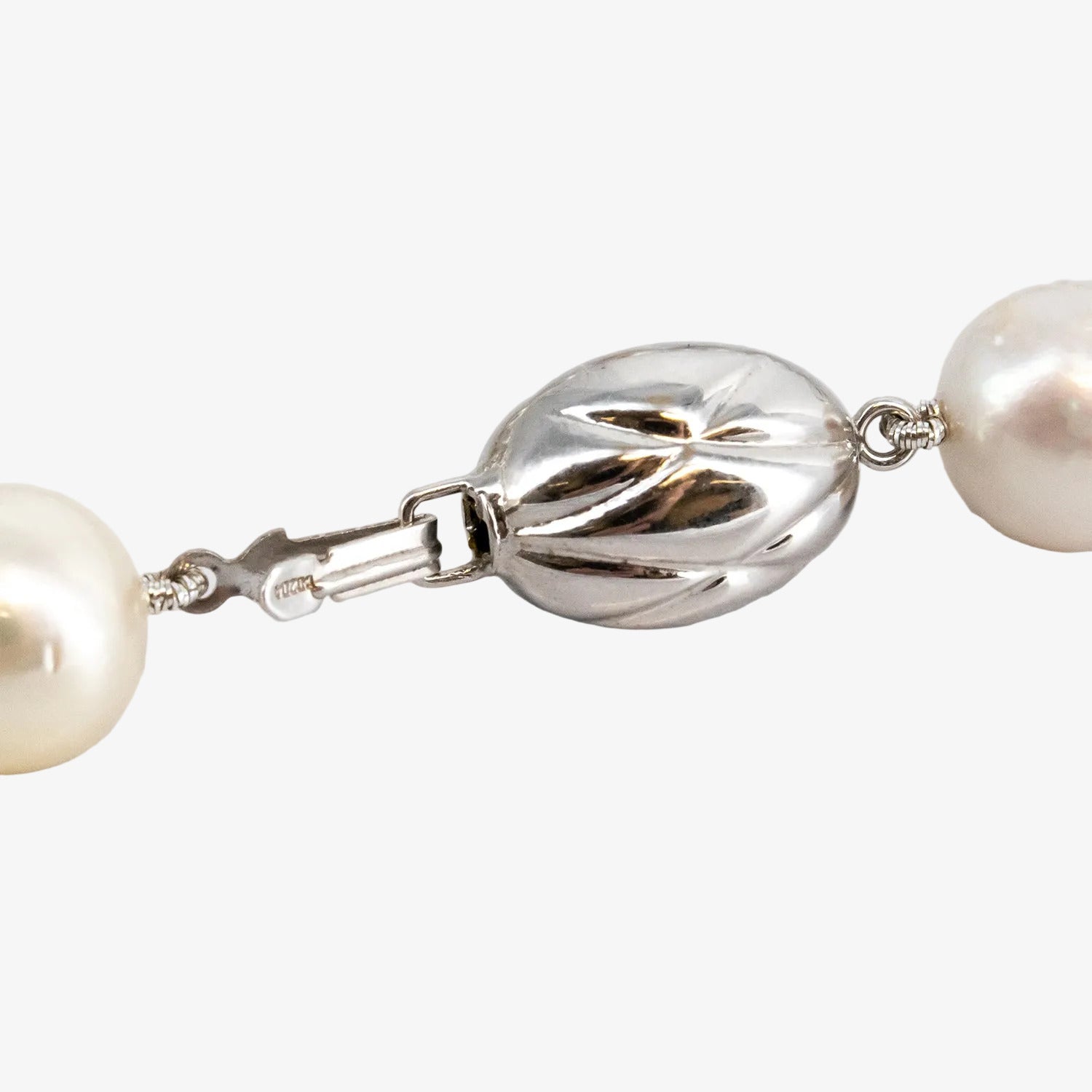 Collar de perlas australianas con broche de oro blanco de 18 kt.