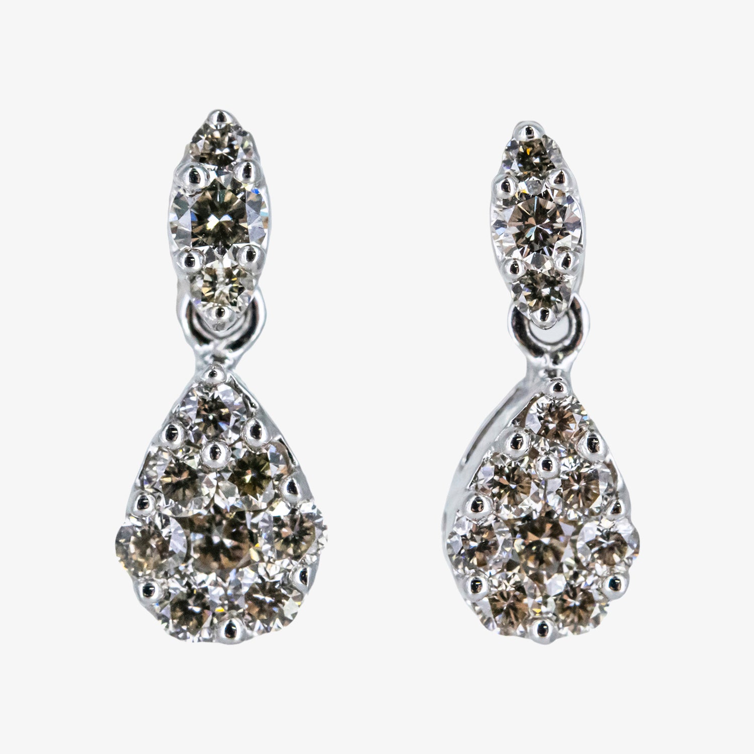 Pendientes pequeños de oro blanco 18 kt. con diamantes talla brillante
