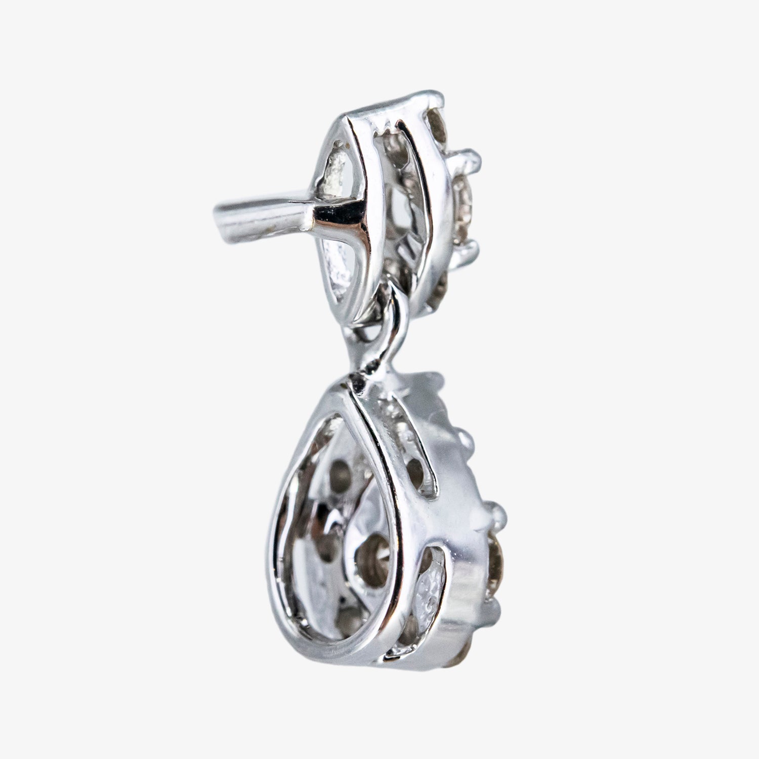 Pendientes pequeños de oro blanco 18 kt. con diamantes talla brillante
