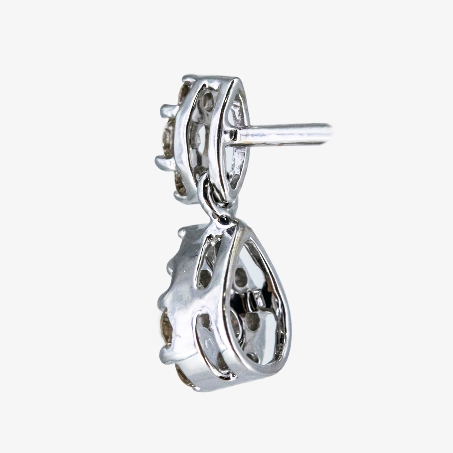 Pendientes pequeños de oro blanco 18 kt. con diamantes talla brillante