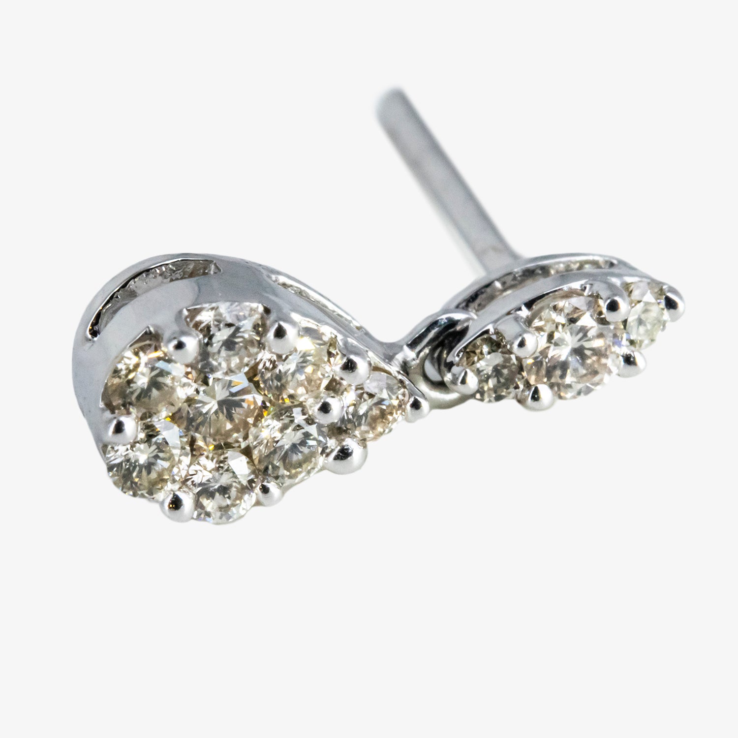 Pendientes pequeños de oro blanco 18 kt. con diamantes talla brillante
