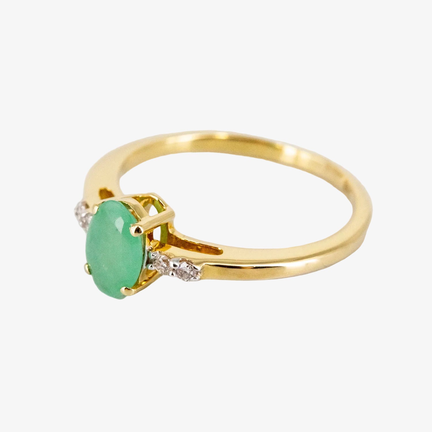 Sortija de oro de 14 kt. con diamantes y esmeralda de talla oval