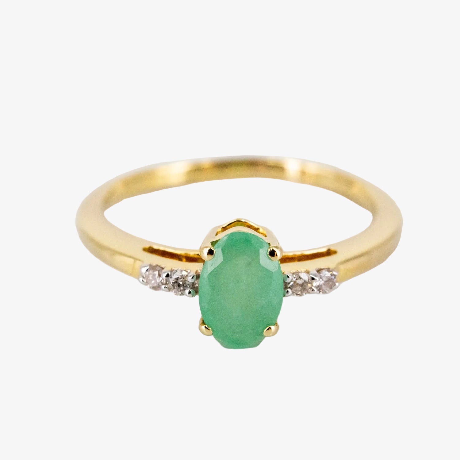 Sortija de oro de 14 kt. con diamantes y esmeralda de talla oval