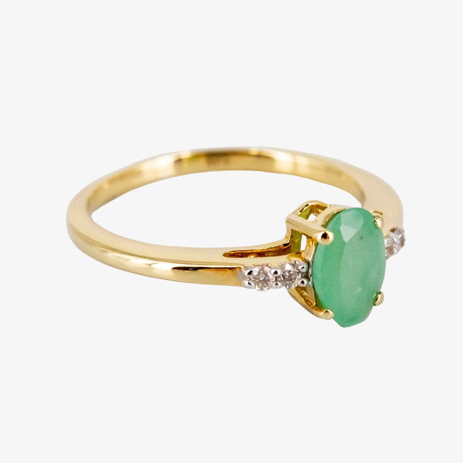 Sortija de oro de 14 kt. con diamantes y esmeralda de talla oval