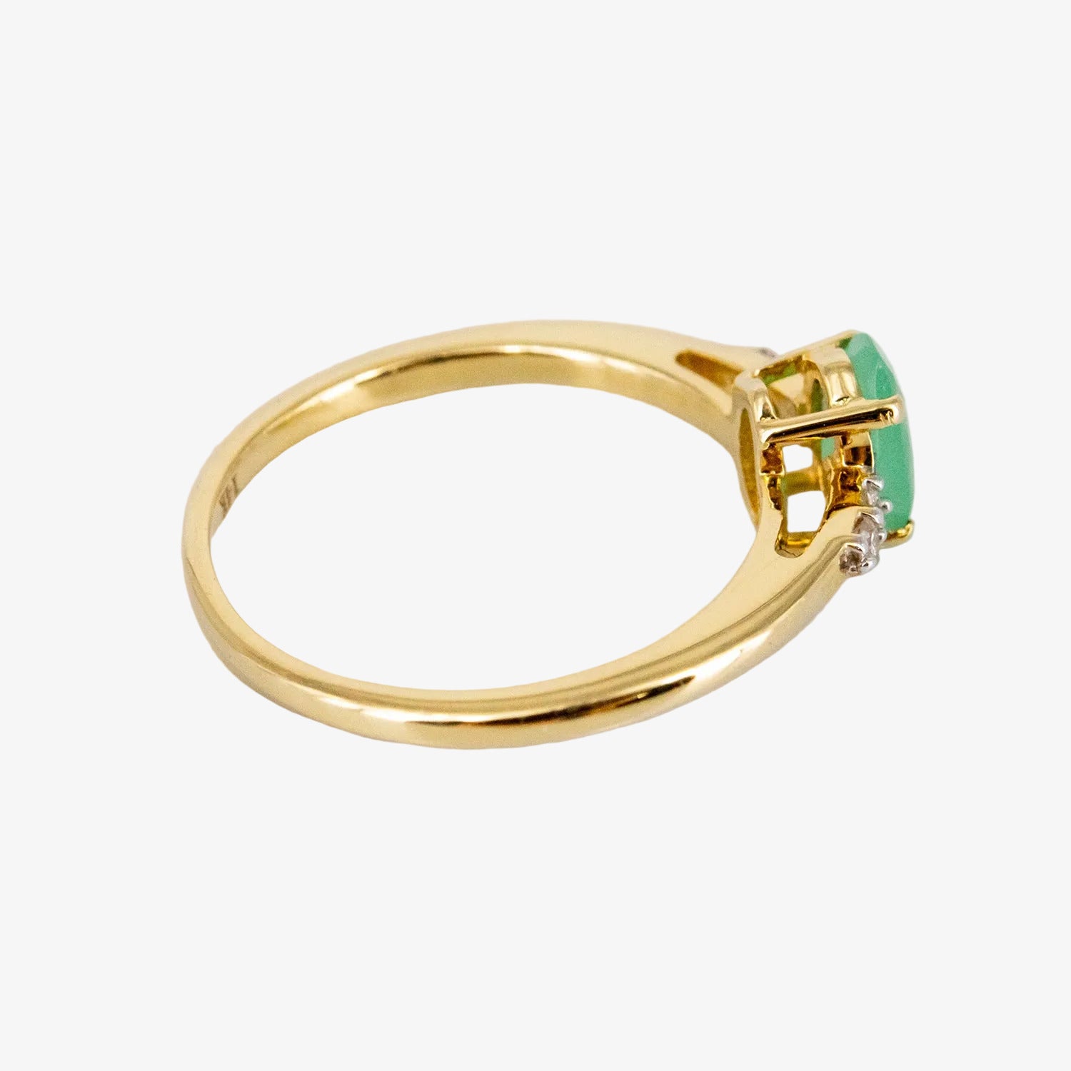 Sortija de oro de 14 kt. con diamantes y esmeralda de talla oval