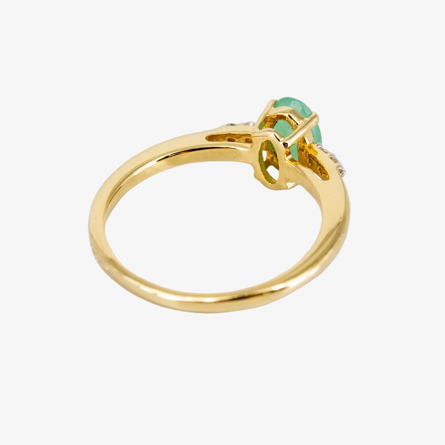 Sortija de oro de 14 kt. con diamantes y esmeralda de talla oval