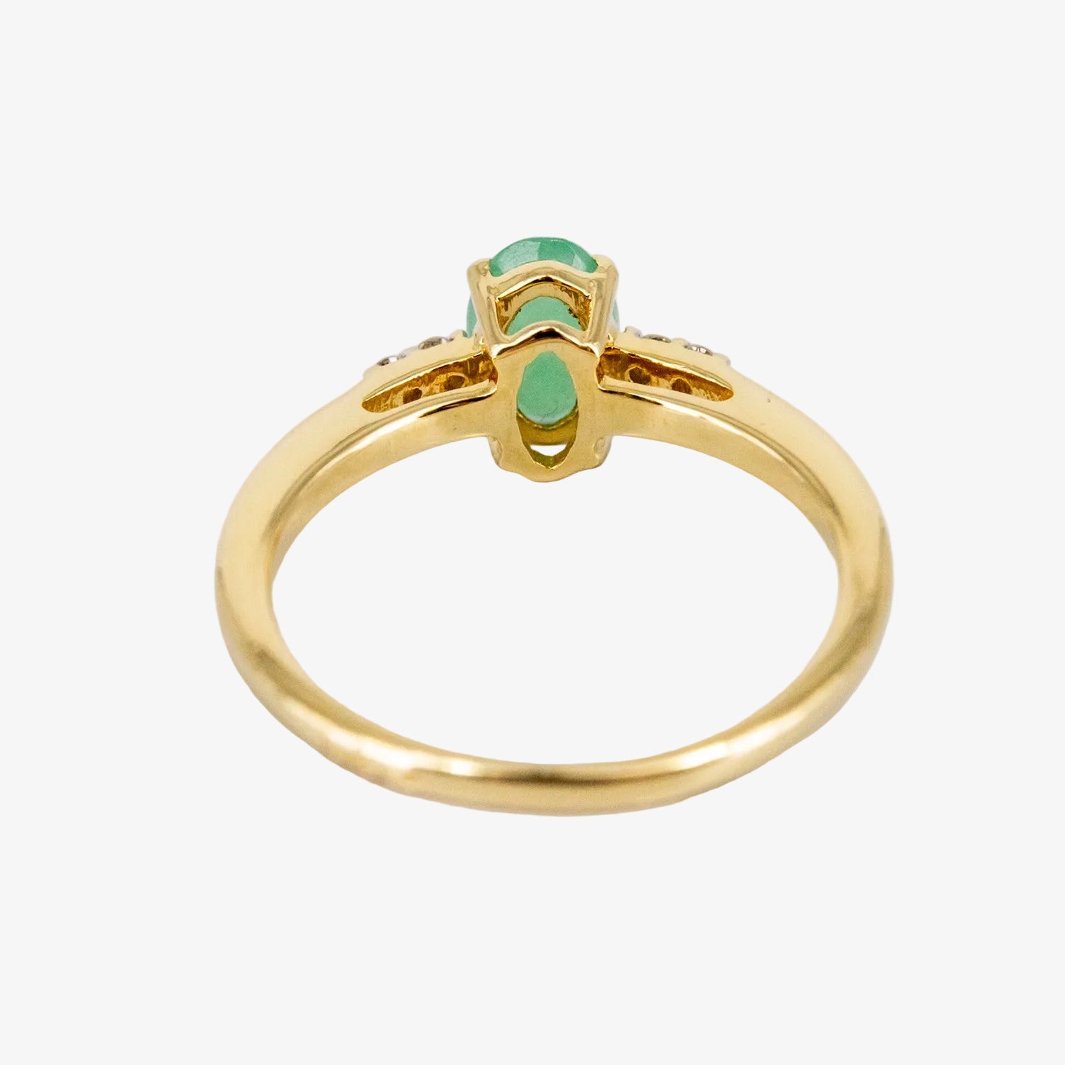 Sortija de oro de 14 kt. con diamantes y esmeralda de talla oval