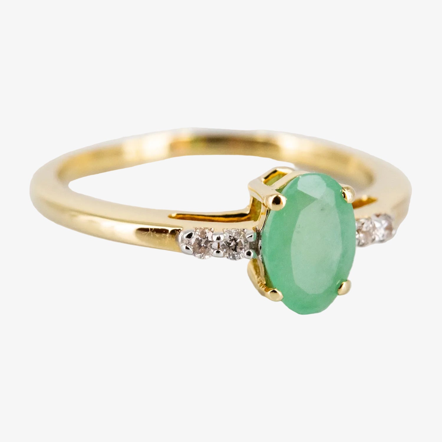 Sortija de oro de 14 kt. con diamantes y esmeralda de talla oval